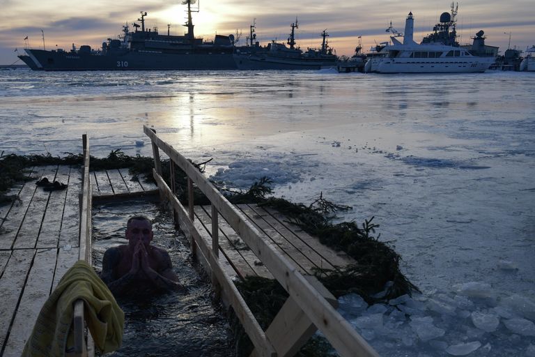 Мужчина окунается в купель в Средней гавани в Кронштадте во время празднования Крещения Мужчина окунается в купель в Средней гавани в Кронштадте во время празднования Крещения