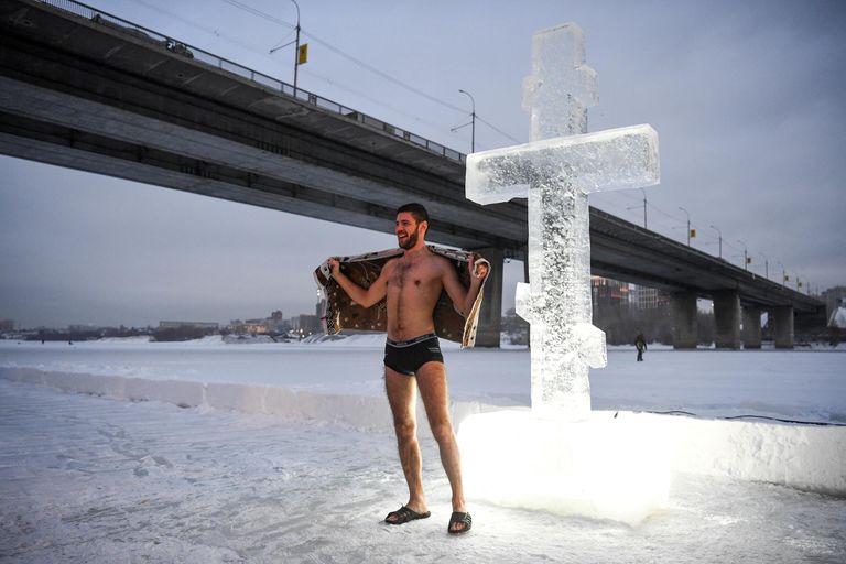 Мужчина во время крещенских купаний на реке Обь в Новосибирске Мужчина во время крещенских купаний на реке Обь в Новосибирске
