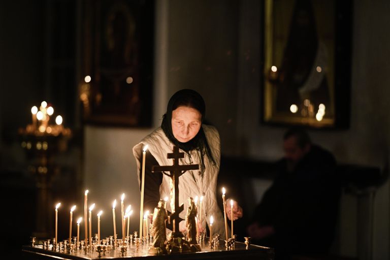 Верующая во время крещенского богослужения в храме мужского монастыря Нило-Столобенской Пустыни в Тверской области Верующая во время крещенского богослужения в храме мужского монастыря Нило-Столобенской Пустыни в Тверской области