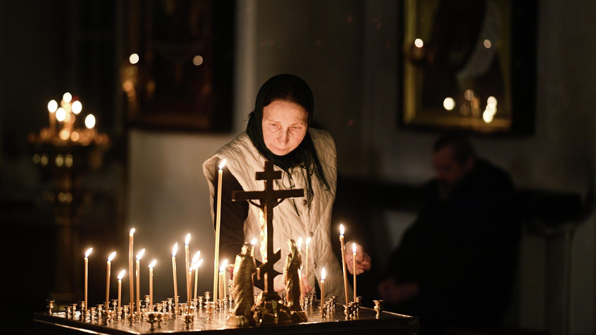 Верующая во время крещенского богослужения Верующая во время крещенского богослужения - РИА Новости, 1920, 18.01.2024
