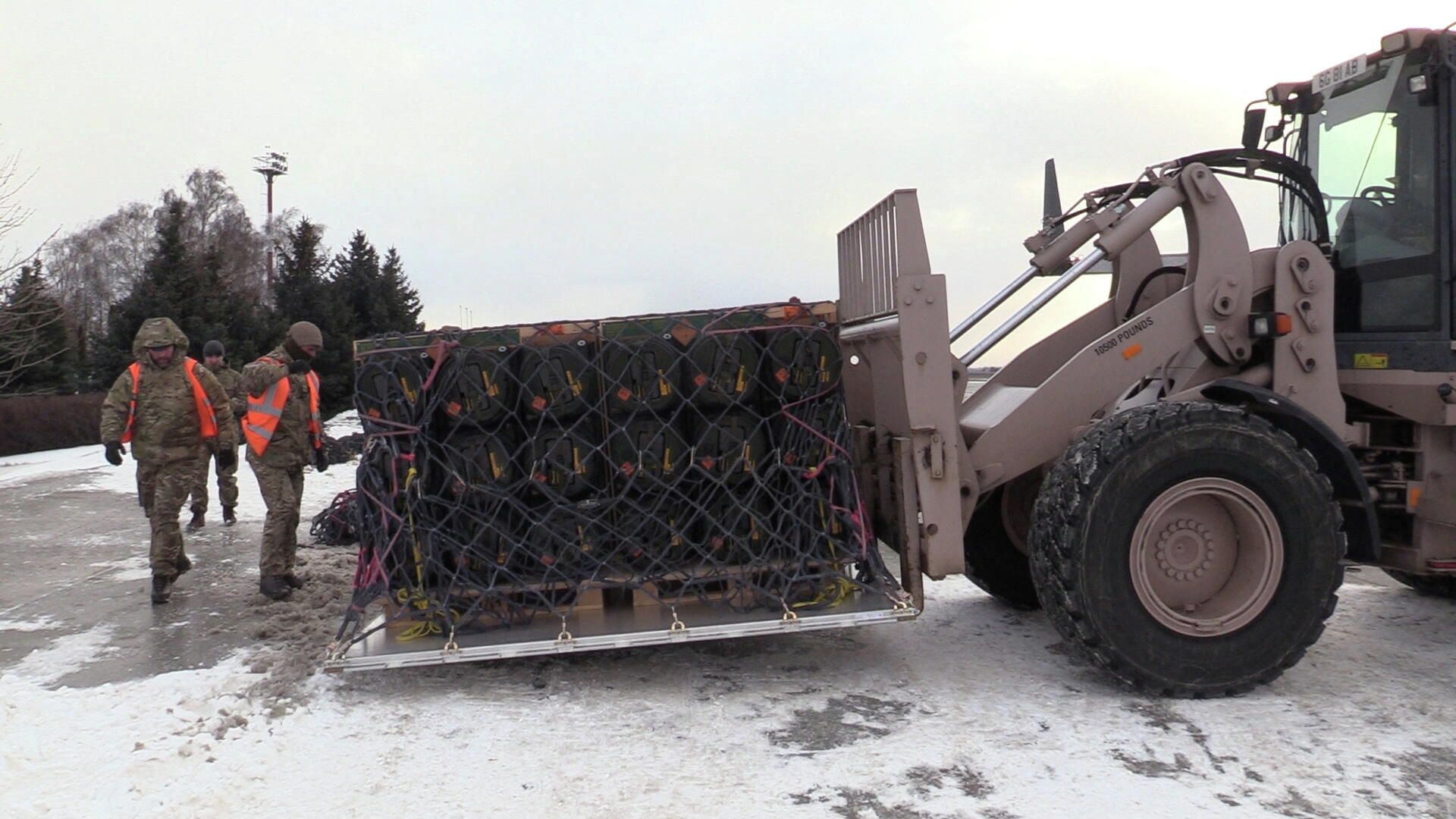 Украинские военнослужащие разгружают поставленное Великобританией противотанковое оружие в аэропорту Борисполь под Киевом Украинские военнослужащие разгружают поставленное Великобританией противотанковое оружие в аэропорту Борисполь под Киевом - РИА Новости, 1920, 28.01.2022