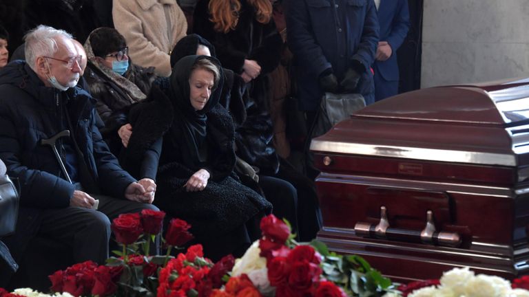 Родители Михаила Зеленского Владимир Михайлович и Ирина Ивановна на церемонии прощания с сыном Родители Михаила Зеленского Владимир Михайлович и Ирина Ивановна на церемонии прощания с сыном