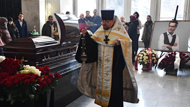 Священнослужитель во время отпевания телеведущего Михаила Зеленского, который скончался 11 января на 47-м году жизни, в прощальном зале похоронного дома Троекурово в Москве Священнослужитель во время отпевания телеведущего Михаила Зеленского, который скончался 11 января на 47-м году жизни, в прощальном зале похоронного дома Троекурово в Москве