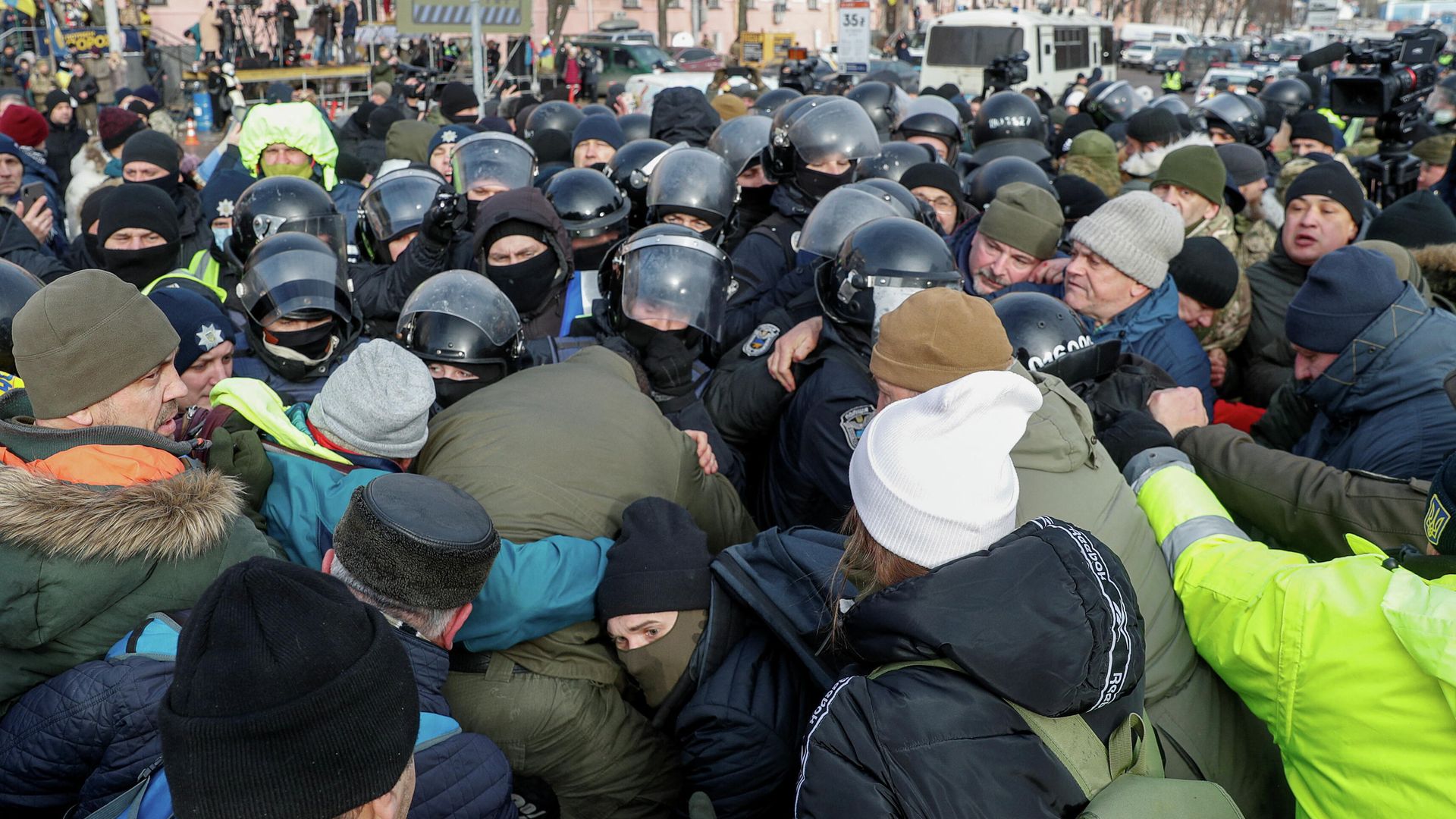Сторонники Петра Порошенко и сотрудники правоохранительных органов у здания суда в Киеве Сторонники Петра Порошенко и сотрудники правоохранительных органов у здания суда в Киеве - РИА Новости, 1920, 19.01.2022