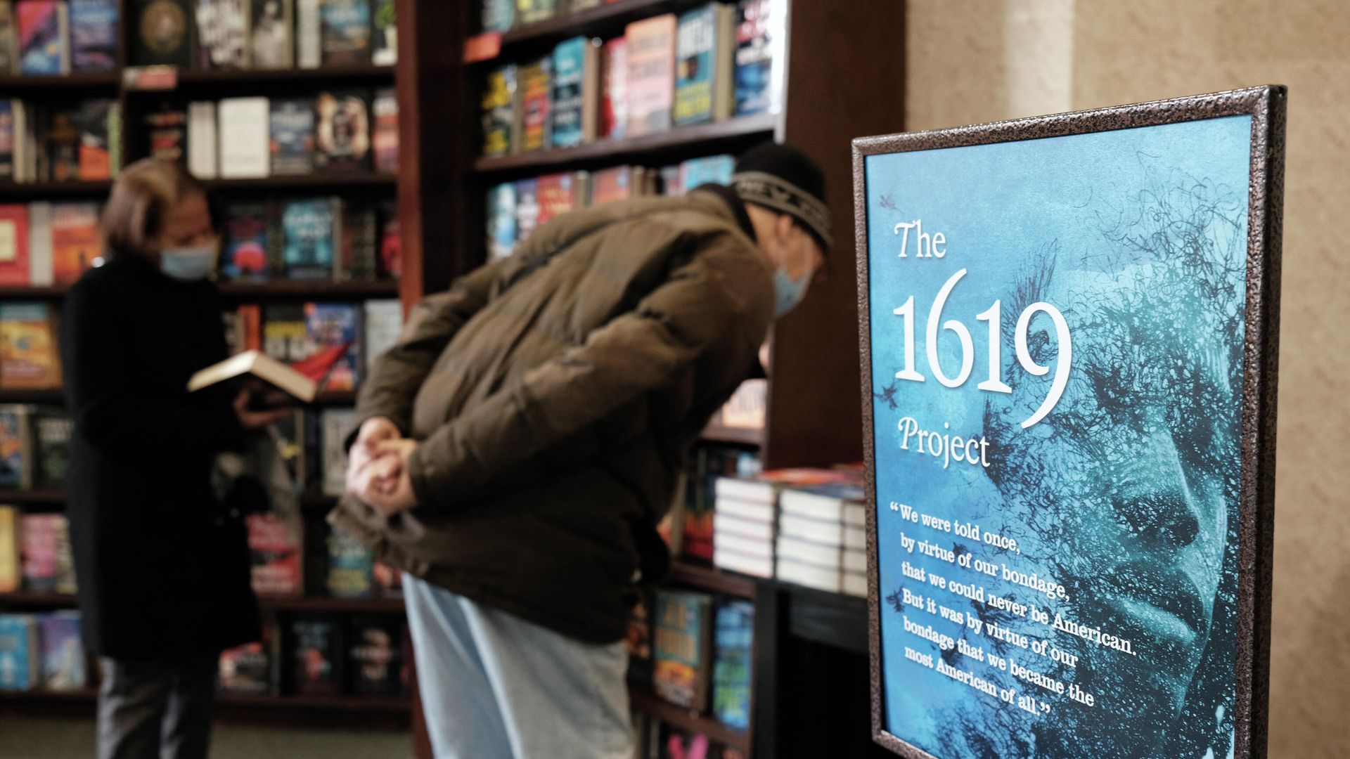 Новая книга журналистки Николь Ханна-Джонс Проект 1619: история нового происхождения представлена в книжном магазине Нью-Йорка Новая книга журналистки Николь Ханна-Джонс Проект 1619: история нового происхождения представлена в книжном магазине Нью-Йорка - РИА Новости, 1920, 20.01.2022