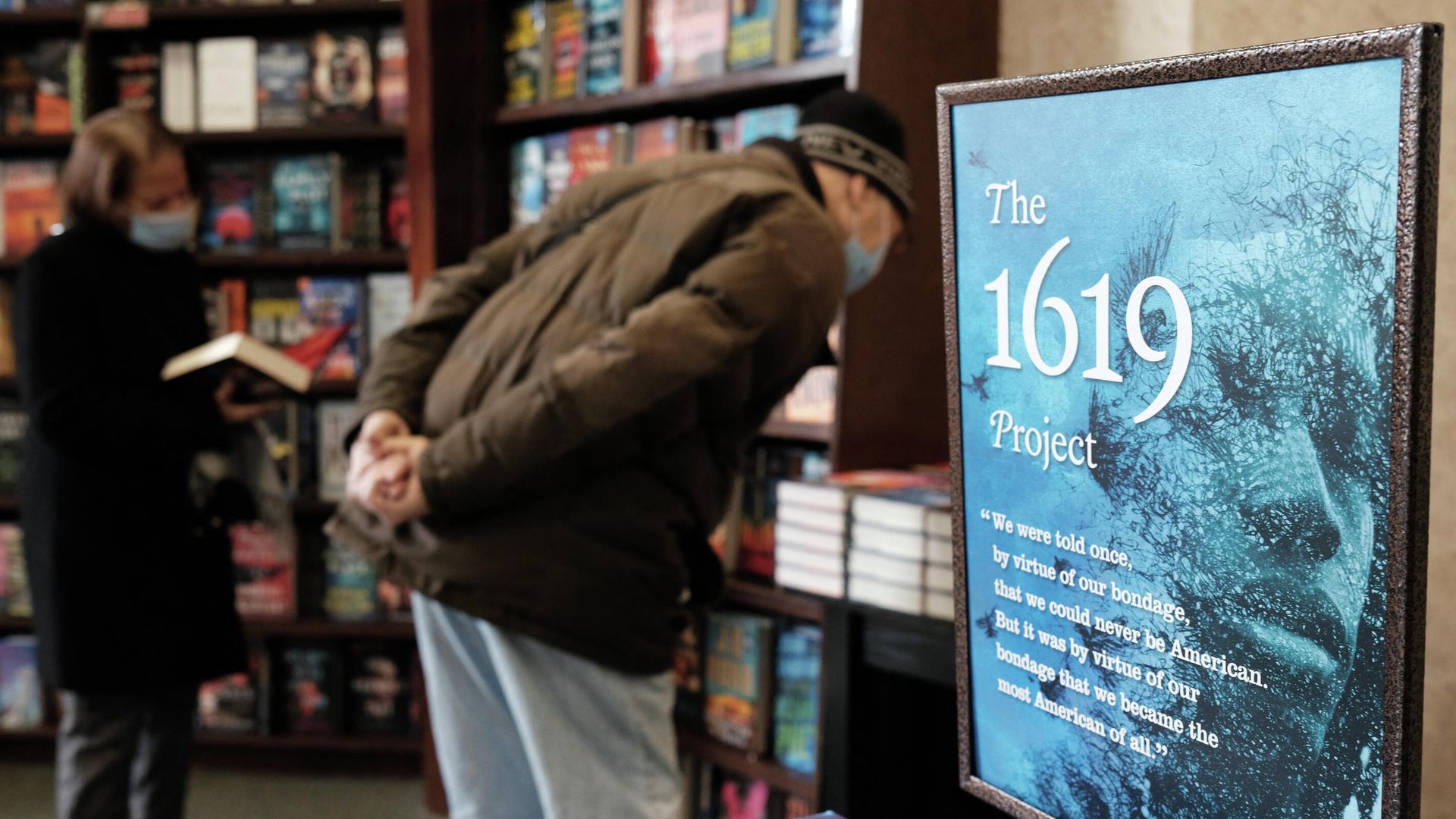 Новая книга журналистки Николь Ханна-Джонс Проект 1619: история нового происхождения представлена в книжном магазине Нью-Йорка Новая книга журналистки Николь Ханна-Джонс Проект 1619: история нового происхождения представлена в книжном магазине Нью-Йорка - РИА Новости, 1920, 20.01.2022