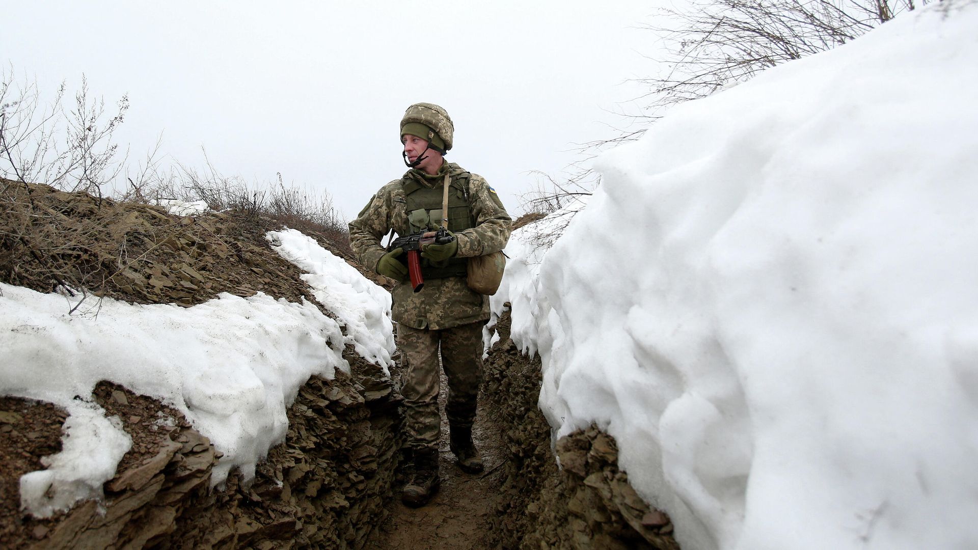 Украинский военнослужащий на линии соприкосновения в Донецкой области - РИА Новости, 1920, 20.01.2022