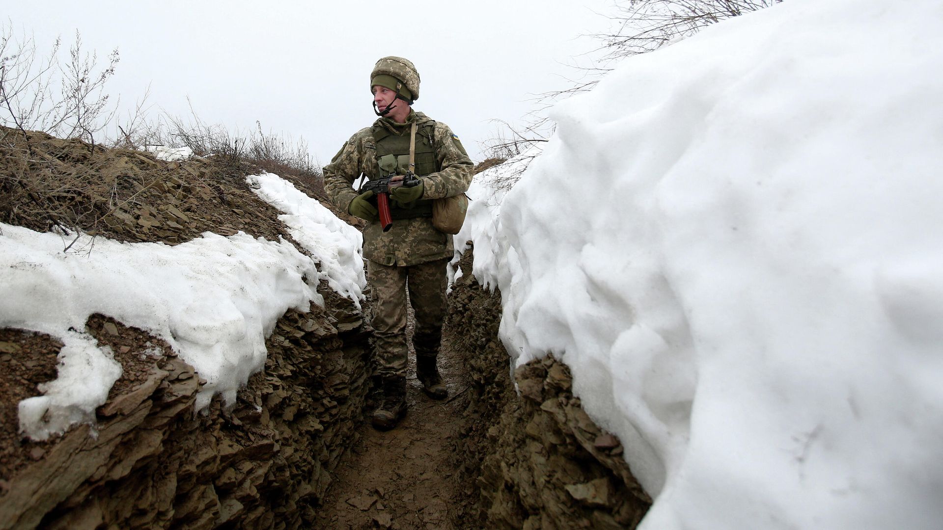 Украинский военнослужащий на линии соприкосновения в Донецкой области Украинский военнослужащий на линии соприкосновения в Донецкой области - РИА Новости, 1920, 19.01.2022