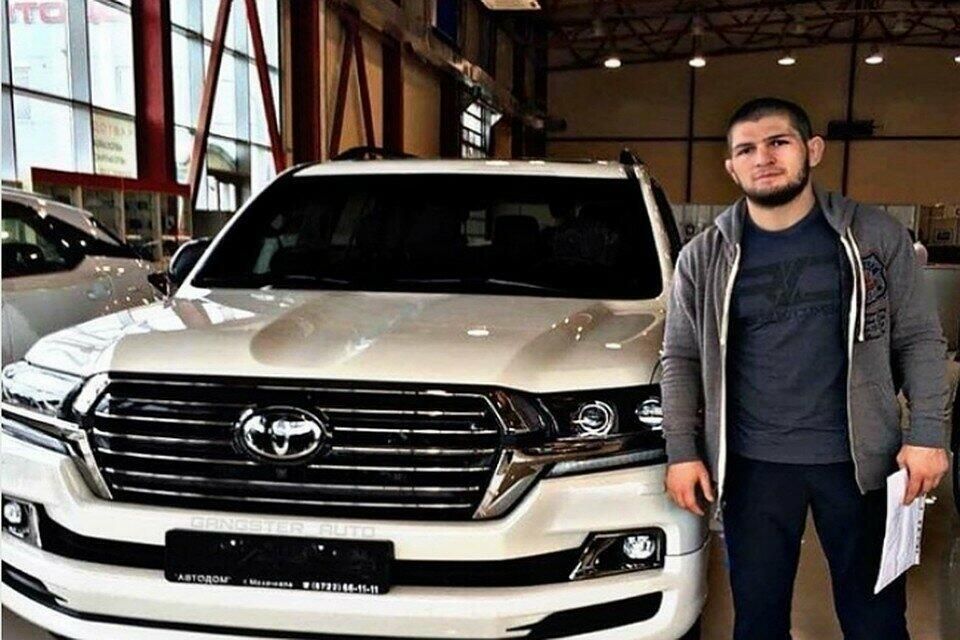 Хабиб Нурмагомедов со своим Toyota Land Cruiser 200 Хабиб Нурмагомедов со своим Toyota Land Cruiser 200 - РИА Новости, 1920, 20.01.2022