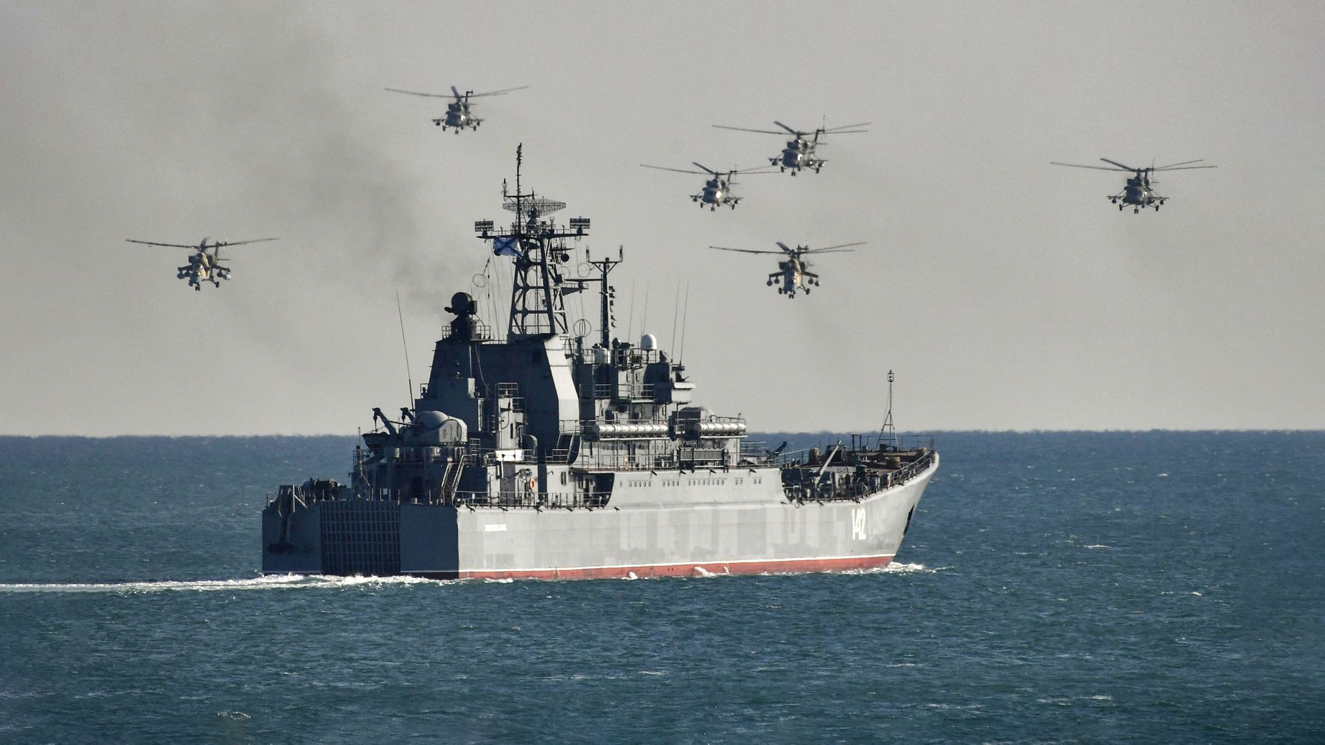 Большой десантный корабль и вертолеты Ми-8 в Крыму Большой десантный корабль и вертолеты Ми-8 в Крыму - РИА Новости, 1920, 07.09.2023