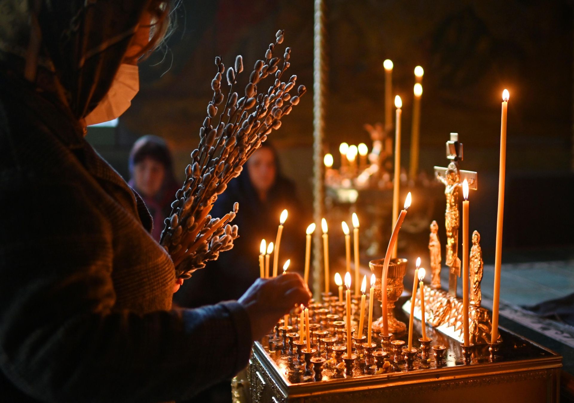 Прихожане во время службы в преддверии праздника Входа Господня в Иерусалим Прихожане во время службы в преддверии праздника Входа Господня в Иерусалим - РИА Новости, 1920, 20.01.2022