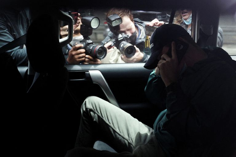 Представители СМИ фотографируют неизвестного мужчину, выезжающего с автостоянки у офиса юридической команды сербского теннисиста Новака Джоковича в сопровождении полиции в Мельбурне, Австралия Представители СМИ фотографируют неизвестного мужчину, выезжающего с автостоянки у офиса юридической команды сербского теннисиста Новака Джоковича в сопровождении полиции в Мельбурне, Австралия