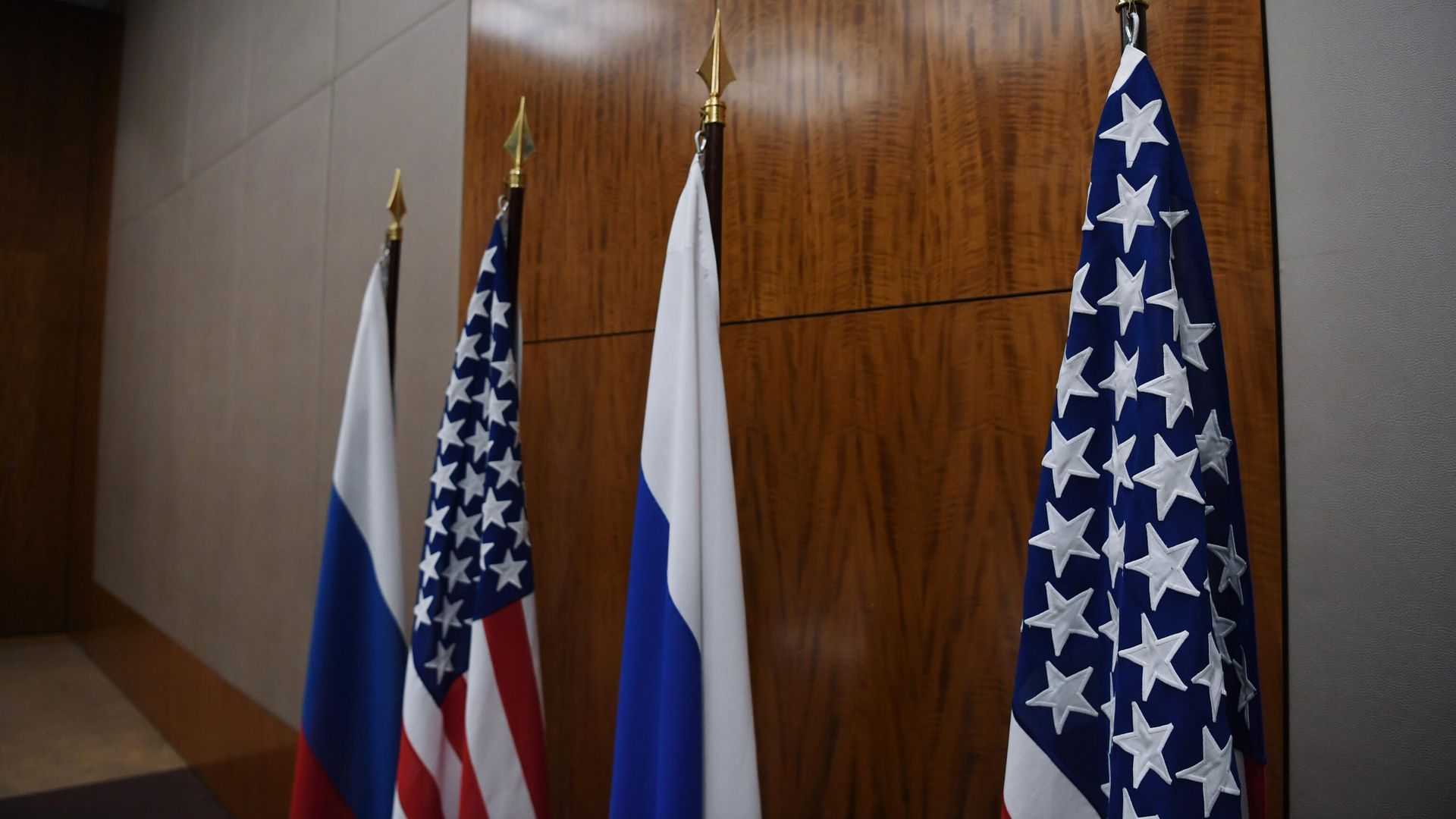 Флаги России и США Флаги России и США - РИА Новости, 1920, 07.06.2024