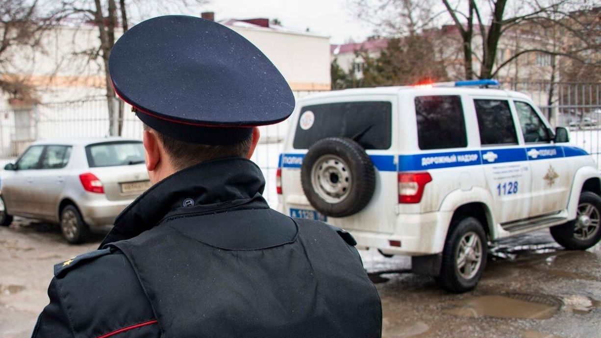 Сотрудник полиции у одной из школ в Симферополе. 21 января 2022 Сотрудник полиции у одной из школ в Симферополе. 21 января 2022 - РИА Новости, 1920, 21.01.2022