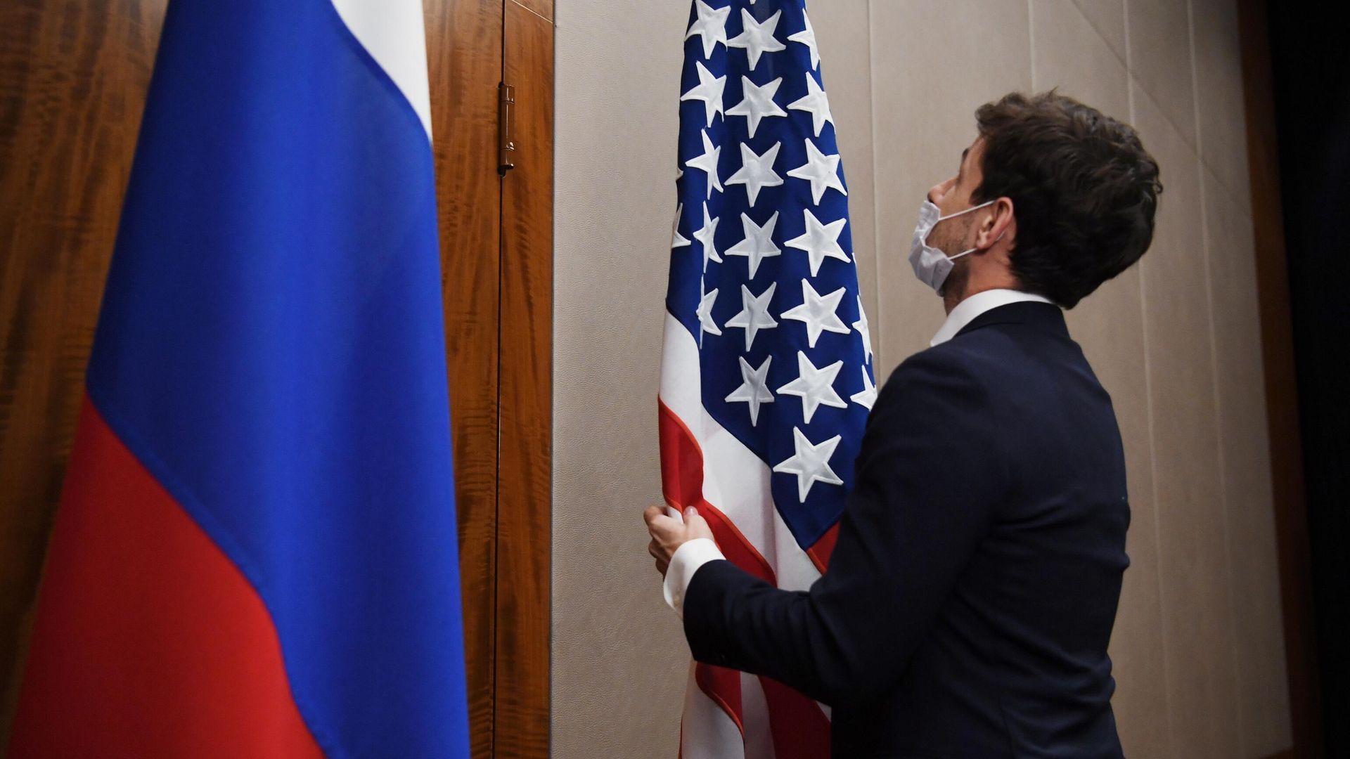 Подготовка к встрече министра иностранных дел России Сергея Лаврова и государственного секретаря США Энтони Блинкена в отеле Президент в Женеве Подготовка к встрече министра иностранных дел России Сергея Лаврова и государственного секретаря США Энтони Блинкена в отеле Президент в Женеве - РИА Новости, 1920, 18.02.2025