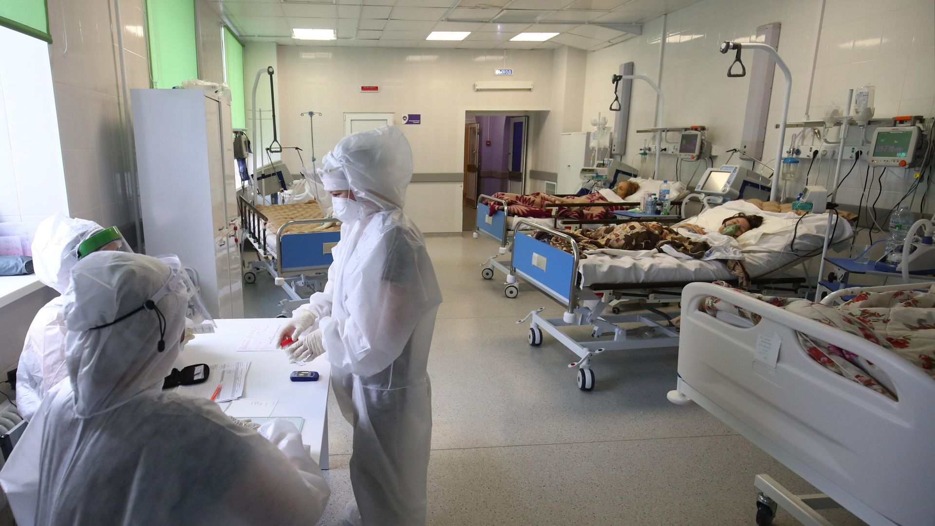 Медицинские сотрудники и пациенты в реанимационной палате для больных COVID-19 красной зоны клинической больницы №5 города Волгограда Медицинские сотрудники и пациенты в реанимационной палате для больных COVID-19 красной зоны клинической больницы №5 города Волгограда - РИА Новости, 1920, 25.01.2022