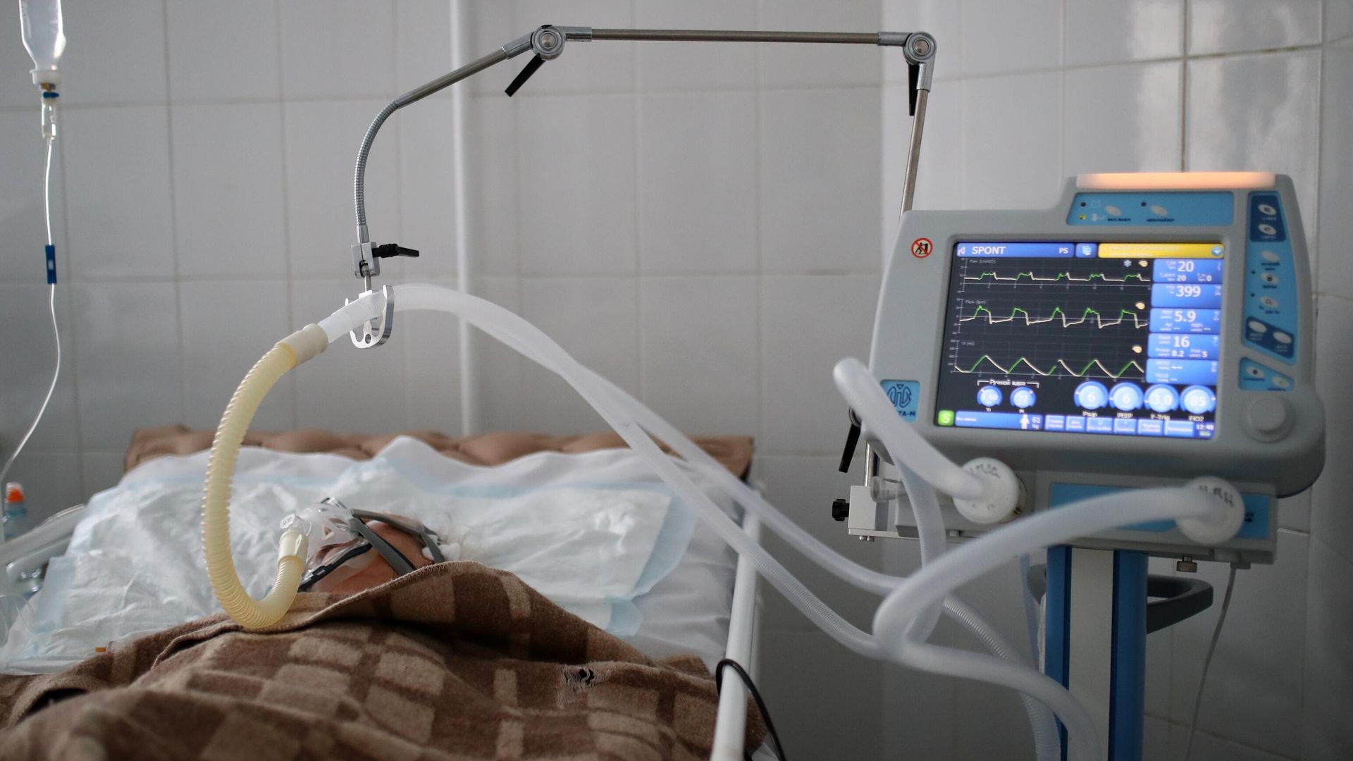 Пациент в реанимационной палате для больных COVID-19 Пациент в реанимационной палате для больных COVID-19 - РИА Новости, 1920, 16.02.2022