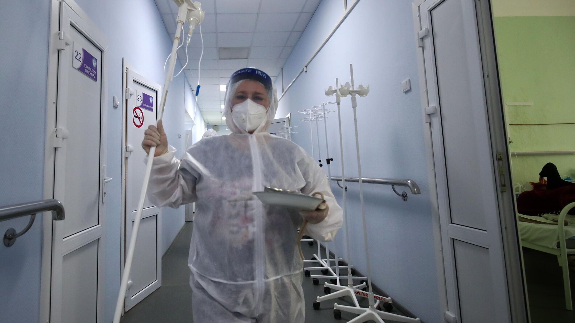 Медицинский сотрудник в отделении для больных COVID-19 клинической больницы Волгограда Медицинский сотрудник в отделении для больных COVID-19 клинической больницы Волгограда - РИА Новости, 1920, 22.01.2022