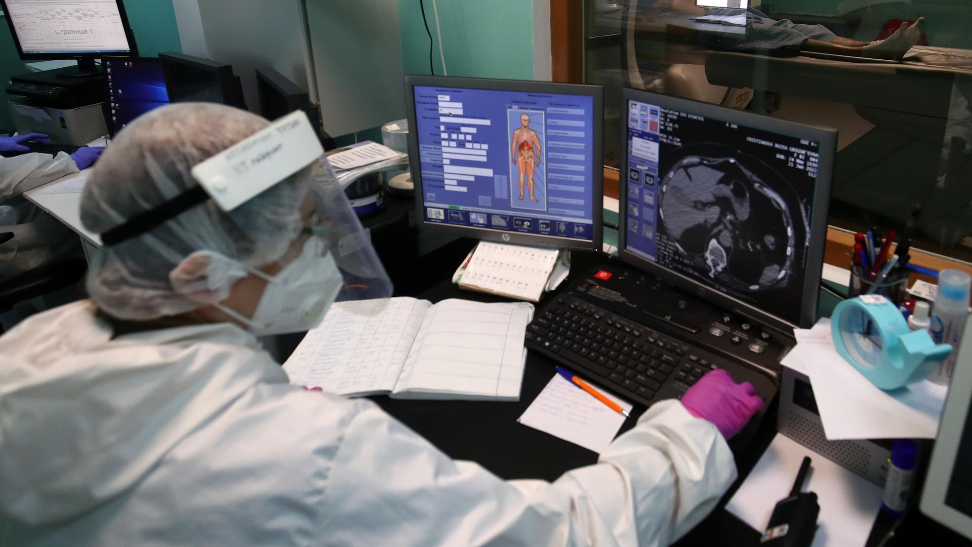 Медицинский сотрудник проводит компьютерную томографию пациенту с COVID-19 Медицинский сотрудник проводит компьютерную томографию пациенту с COVID-19 - РИА Новости, 1920, 23.01.2022