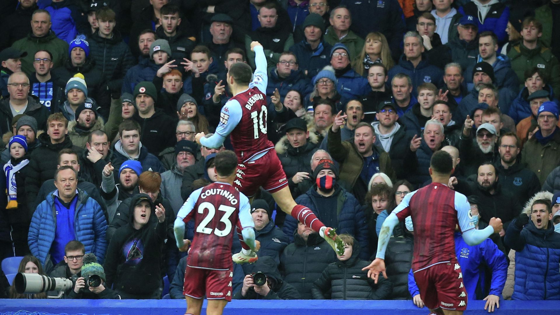 Aston Villa's Argentinian midfielder Emiliano Buendia (C) celebrates scoring the opening goal in front of the Everton supporters during the English Premier League football match between Everton and Aston Villa at Goodison Park in Liverpool, north west England on January 22, 2022. (Photo by Lindsey Parnaby / AFP) / RESTRICTED TO EDITORIAL USE. No use with unauthorized audio, video, data, fixture lists, club/league logos or 'live' services. Online in-match use limited to 120 images. An additional 40 images may be used in extra time. No video emulation. Social media in-match use limited to 120 images. An additional 40 images may be used in extra time. No use in betting publications, games or single club/league/player publications. / Aston Villa's Argentinian midfielder Emiliano Buendia (C) celebrates scoring the opening goal in front of the Everton supporters during the English Premier League football match between Everton and Aston Villa at Goodison Park in Liverpool, north west England on January 22, 2022. (Photo by Lindsey Parnaby / AFP) / RESTRICTED TO EDITORIAL USE. No use with unauthorized audio, video, data, fixture lists, club/league logos or 'live' services. Online in-match use limited to 120 images. An additional 40 images may be used in extra time. No video emulation. Social media in-match use limited to 120 images. An additional 40 images may be used in extra time. No use in betting publications, games or single club/league/player publications. / - РИА Новости, 1920, 22.01.2022