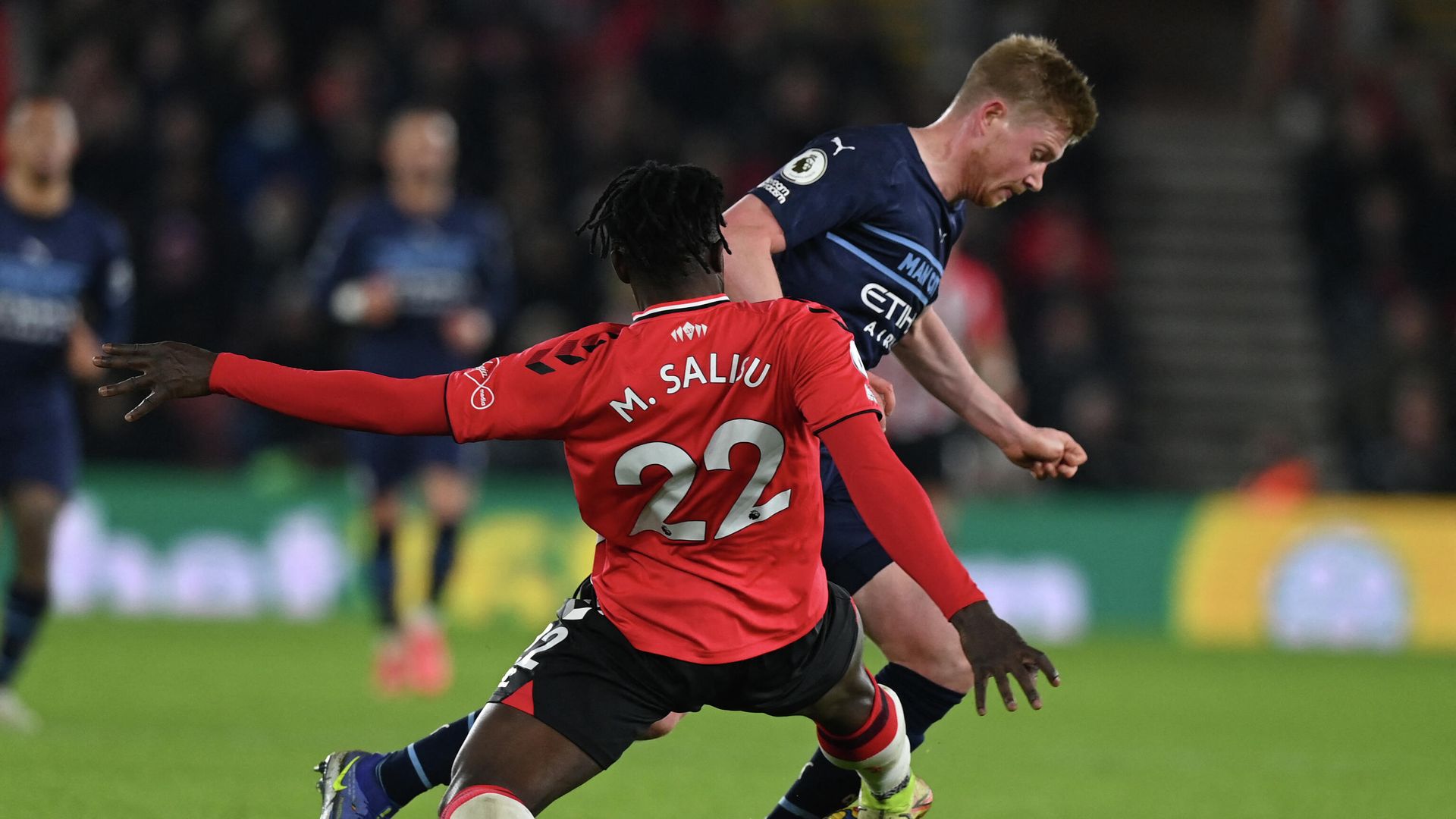 Manchester City's Belgian midfielder Kevin De Bruyne (R) is tackled by Southampton's Ghanaian defender Mohammed Salisu during the English Premier League football match between Southampton and Manchester City at St Mary's Stadium in Southampton, southern England on January 22, 2022. (Photo by Glyn KIRK / AFP) / RESTRICTED TO EDITORIAL USE. No use with unauthorized audio, video, data, fixture lists, club/league logos or 'live' services. Online in-match use limited to 120 images. An additional 40 images may be used in extra time. No video emulation. Social media in-match use limited to 120 images. An additional 40 images may be used in extra time. No use in betting publications, games or single club/league/player publications. / Manchester City's Belgian midfielder Kevin De Bruyne (R) is tackled by Southampton's Ghanaian defender Mohammed Salisu during the English Premier League football match between Southampton and Manchester City at St Mary's Stadium in Southampton, southern England on January 22, 2022. (Photo by Glyn KIRK / AFP) / RESTRICTED TO EDITORIAL USE. No use with unauthorized audio, video, data, fixture lists, club/league logos or 'live' services. Online in-match use limited to 120 images. An additional 40 images may be used in extra time. No video emulation. Social media in-match use limited to 120 images. An additional 40 images may be used in extra time. No use in betting publications, games or single club/league/player publications. / - РИА Новости, 1920, 22.01.2022