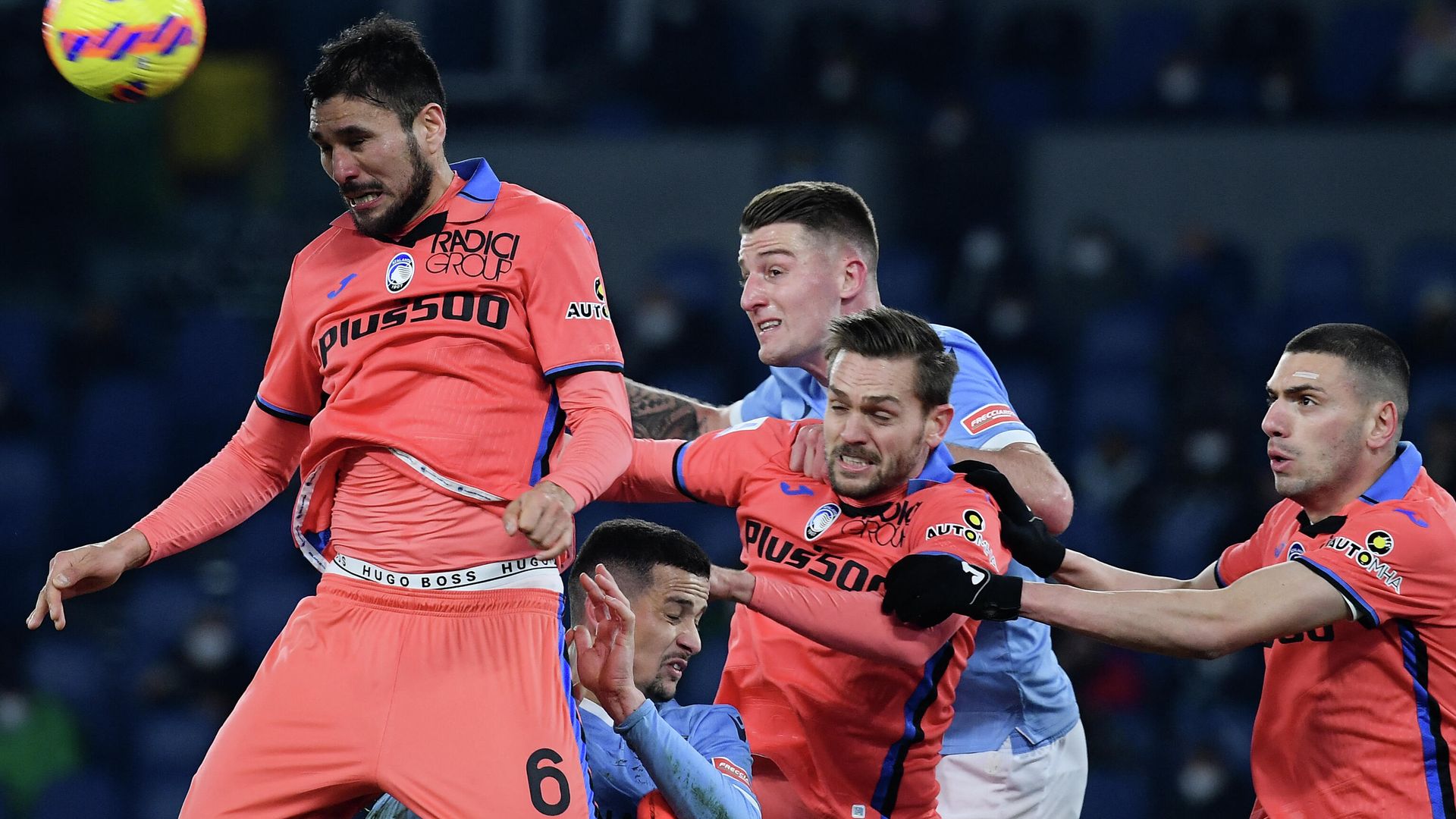Atalanta's Argentinian defender Jose Luis Palomino (L) heads the ball during the Italian Serie A football match between Lazio and Atalanta on January 22, 2022 at the Olympic stadium in Rome. (Photo by Filippo MONTEFORTE / AFP) Atalanta's Argentinian defender Jose Luis Palomino (L) heads the ball during the Italian Serie A football match between Lazio and Atalanta on January 22, 2022 at the Olympic stadium in Rome. (Photo by Filippo MONTEFORTE / AFP) - РИА Новости, 1920, 23.01.2022