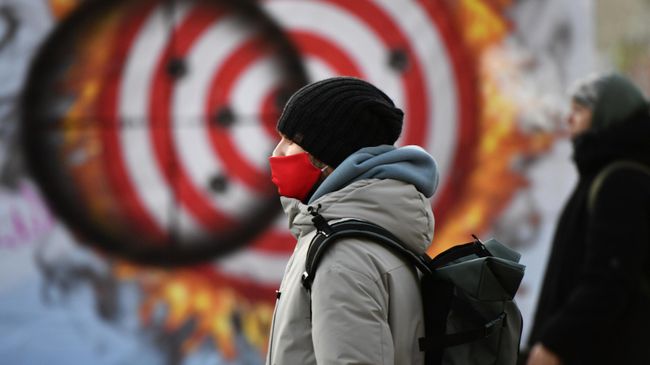 Молодой человек в защитной маске Молодой человек в защитной маске