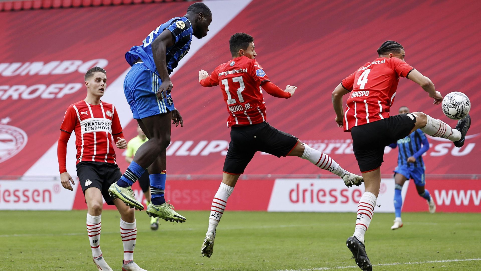 Brian Brobbey of Ajax (L) scores a goal in front of Mauro Junior of PSV Eindhoven (C) and Armando Obispo of PSV Eindhoven (R) during the Dutch Eredivisie football match between PSV Eindhoven and Ajax Amsterdam in the Phillips stadium on January 23, 2022 in Eindhoven. (Photo by MAURICE VAN STEEN / ANP / AFP) / Netherlands OUT Brian Brobbey of Ajax (L) scores a goal in front of Mauro Junior of PSV Eindhoven (C) and Armando Obispo of PSV Eindhoven (R) during the Dutch Eredivisie football match between PSV Eindhoven and Ajax Amsterdam in the Phillips stadium on January 23, 2022 in Eindhoven. (Photo by MAURICE VAN STEEN / ANP / AFP) / Netherlands OUT - РИА Новости, 1920, 23.01.2022