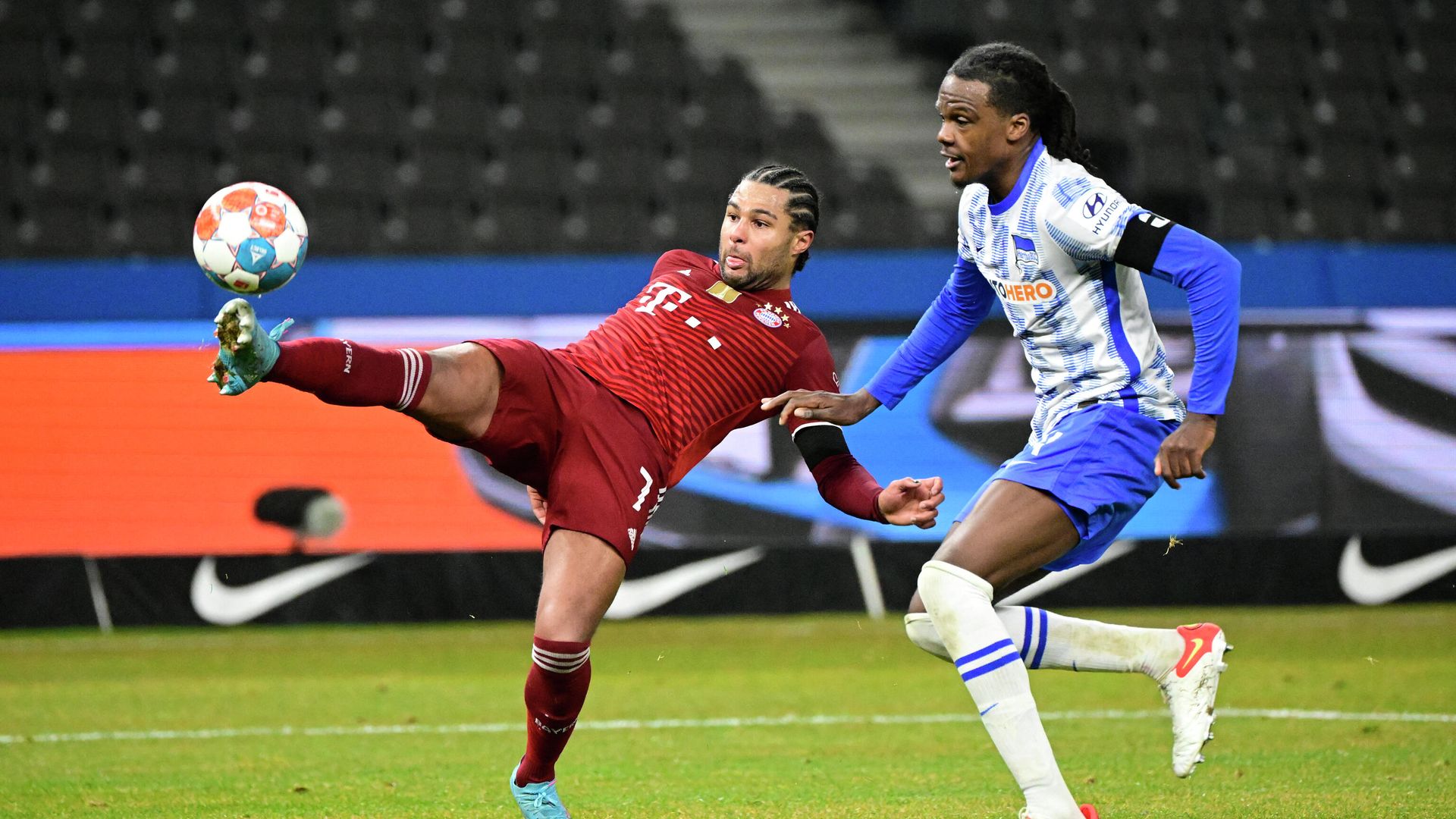 Bayern Munich's German midfielder Serge Gnabry (L) and Hertha Berlin's Belgian defender Dedryck Boyata vie for the ball during the German first division Bundesliga football match between Hertha Berlin and Bayern Munich in Berlin on January 23, 2022. (Photo by Tobias SCHWARZ / AFP) / DFL REGULATIONS PROHIBIT ANY USE OF PHOTOGRAPHS AS IMAGE SEQUENCES AND/OR QUASI-VIDEO - РИА Новости, 1920, 23.01.2022