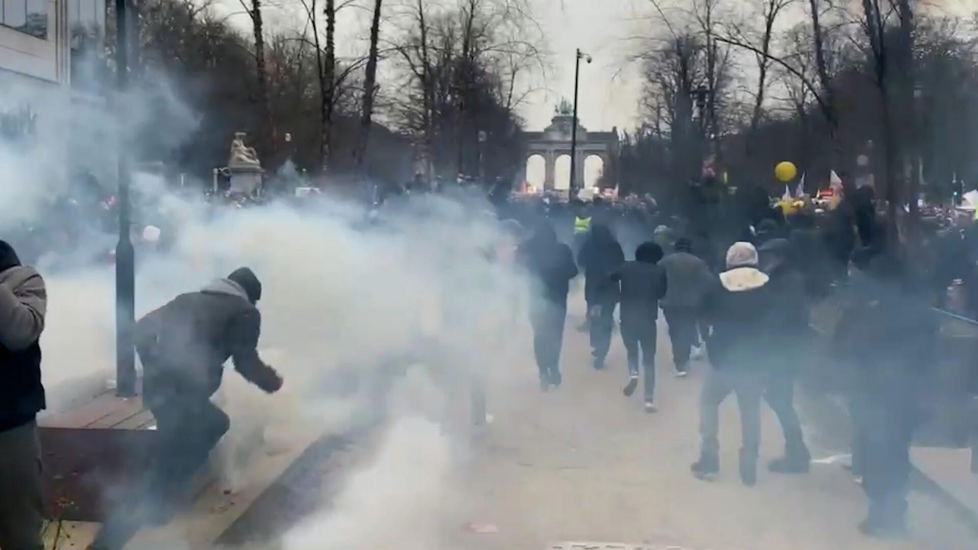 Слезоточивый газ и водометы: акции протеста против санитарно-карантинных мер в Брюсселе Слезоточивый газ и водометы: акции протеста против санитарно-карантинных мер в Брюсселе - РИА Новости, 1920, 23.01.2022