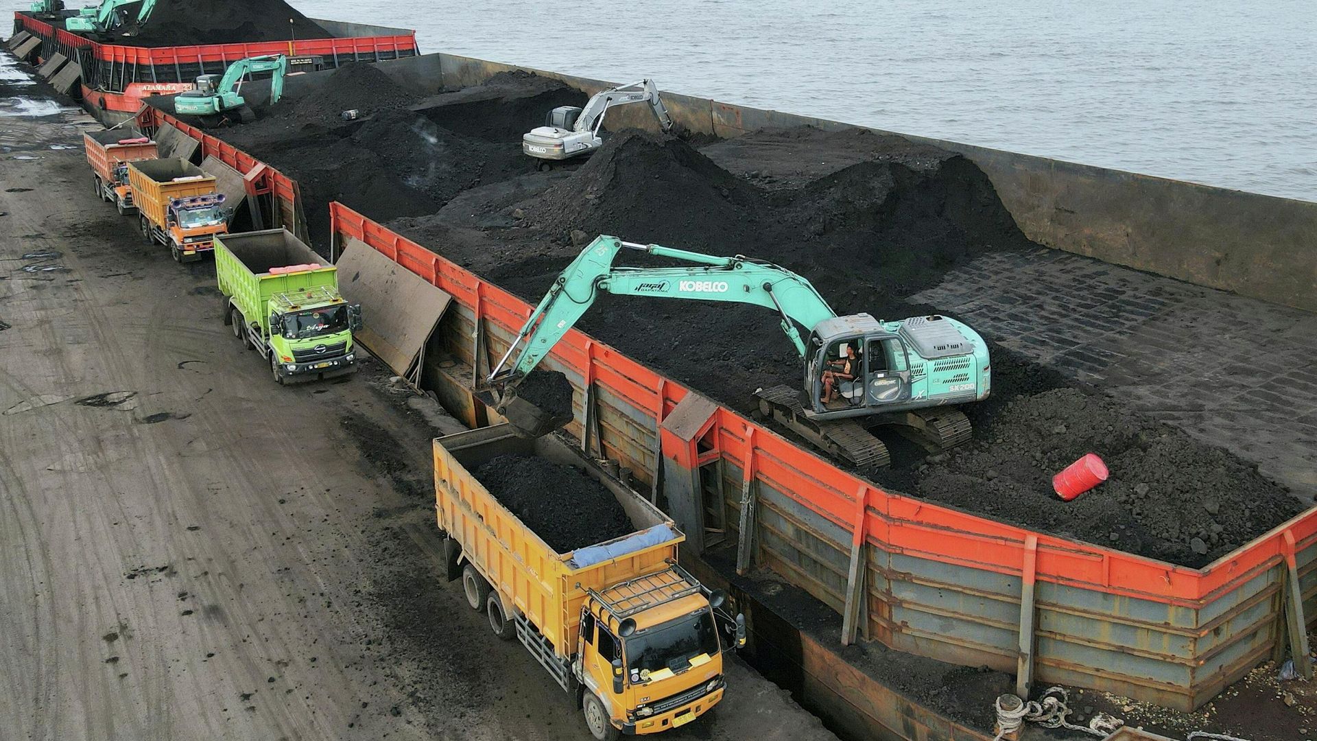 Разгрузка угля в порту Karya Citra Nusantara в Северной Джакарте, Индонезия. 13 января 2022 года Разгрузка угля в порту Karya Citra Nusantara в Северной Джакарте, Индонезия. 13 января 2022 года - РИА Новости, 1920, 24.01.2022