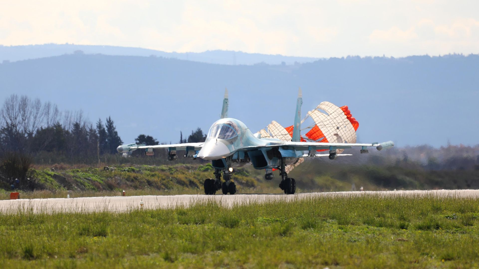 Истребитель-бомбардировщик Су-34 на авиабазе Хмеймим во время совместного патрулирования военных России и Сирии Истребитель-бомбардировщик Су-34 на авиабазе Хмеймим во время совместного патрулирования военных России и Сирии - РИА Новости, 1920, 08.09.2022