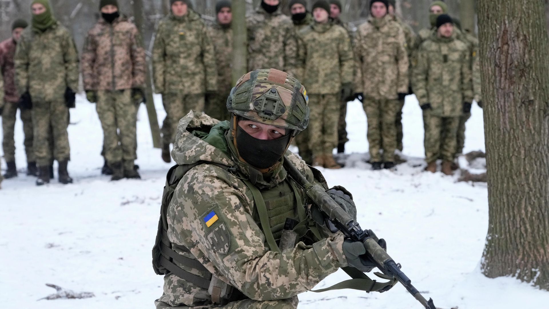 Инструктор во время тренировки военнослужащих в городском парке в Киеве Инструктор во время тренировки военнослужащих в городском парке в Киеве - РИА Новости, 1920, 26.01.2022