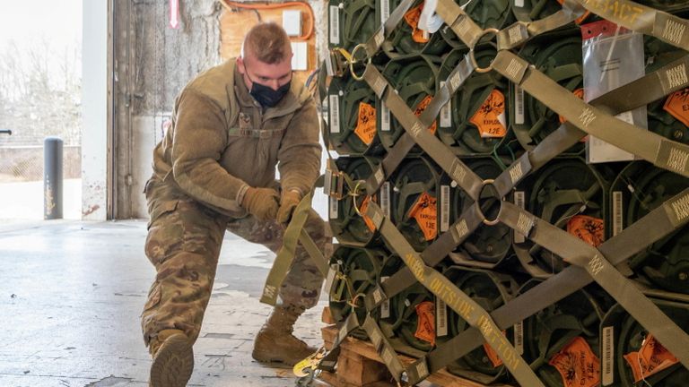 Старший летчик укладывает на поддоны боеприпасы, оружие и другое оборудование для Украины на военно-воздушной базе Довер, штат Делавэр, США Старший летчик укладывает на поддоны боеприпасы, оружие и другое оборудование для Украины на военно-воздушной базе Довер, штат Делавэр, США