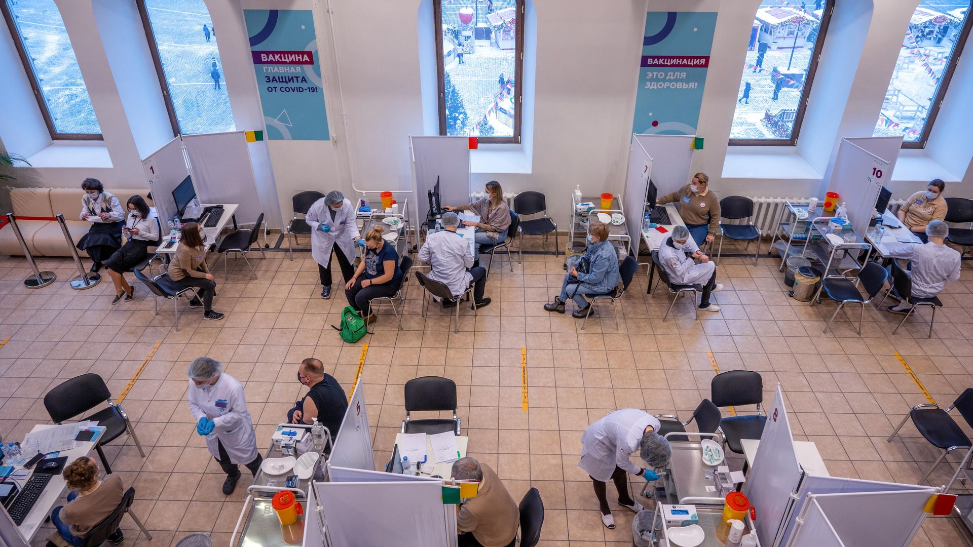 В центре вакцинации от COVID-19 в ГУМе в Москве В центре вакцинации от COVID-19 в ГУМе в Москве - РИА Новости, 1920, 25.01.2022