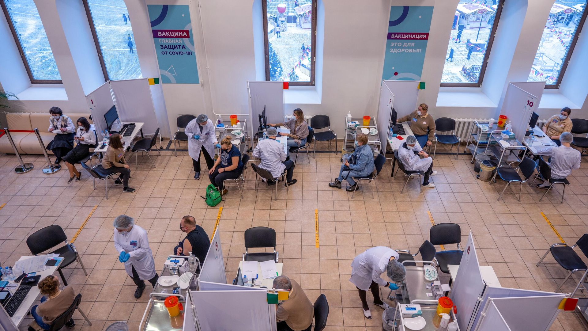В центре вакцинации от COVID-19 в ГУМе в Москве В центре вакцинации от COVID-19 в ГУМе в Москве - РИА Новости, 1920, 25.01.2022