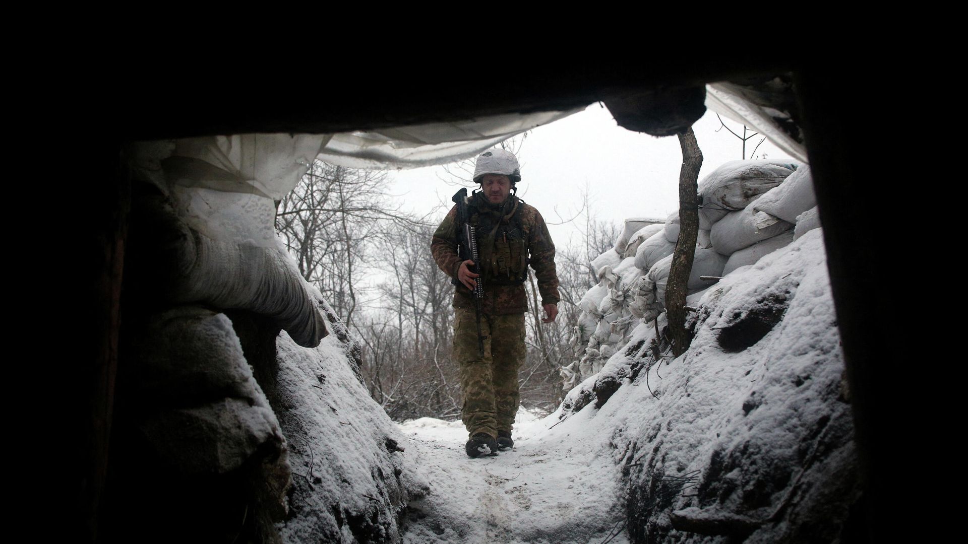 Украинский военный на линии соприкосновения в Луганской области - РИА Новости, 1920, 24.01.2022