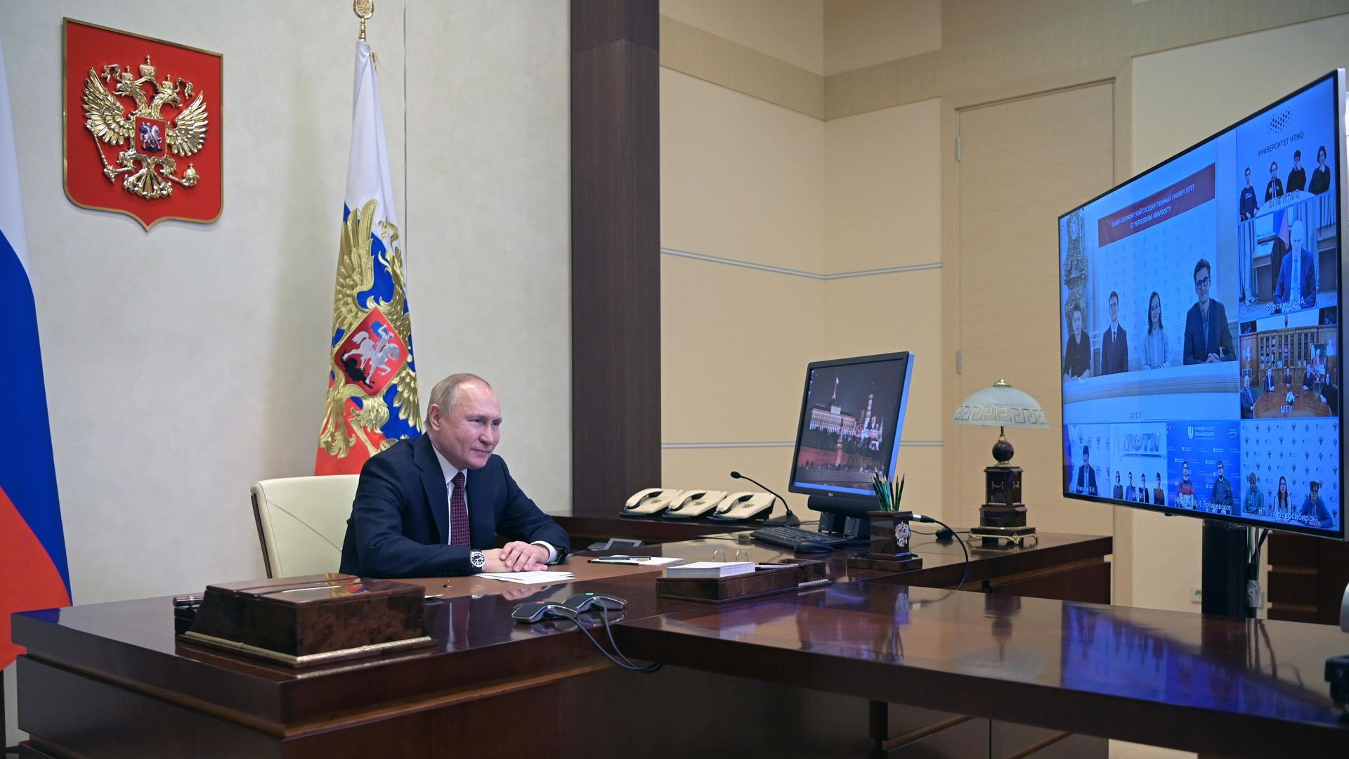 Президент РФ Владимир Путин проводит в режиме видеоконференции встречу со студентами ведущих отечественных вузов Президент РФ Владимир Путин проводит в режиме видеоконференции встречу со студентами ведущих отечественных вузов - РИА Новости, 1920, 25.01.2022