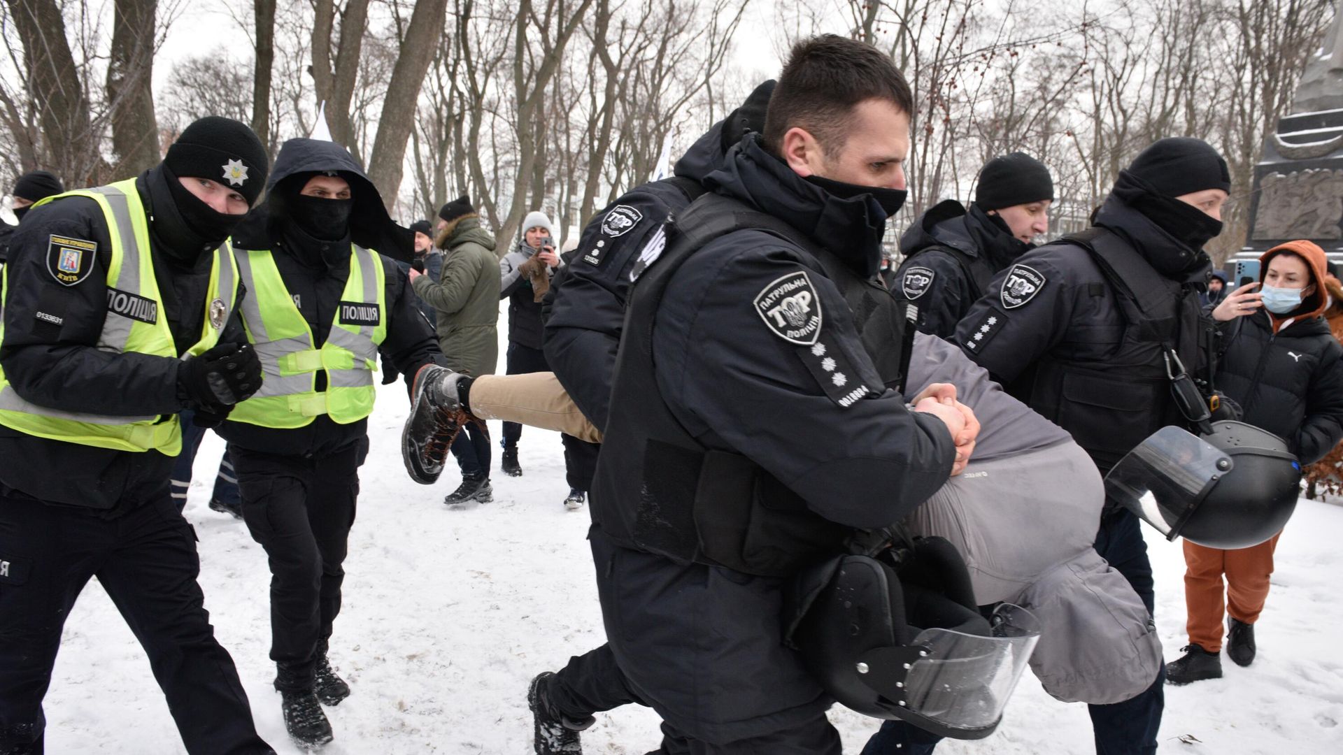 Сотрудники полиции задерживают одного из участников акции протеста предпринимателей возле здания Верховной Рады в Киеве Сотрудники полиции задерживают одного из участников акции протеста предпринимателей возле здания Верховной Рады в Киеве - РИА Новости, 1920, 25.01.2022