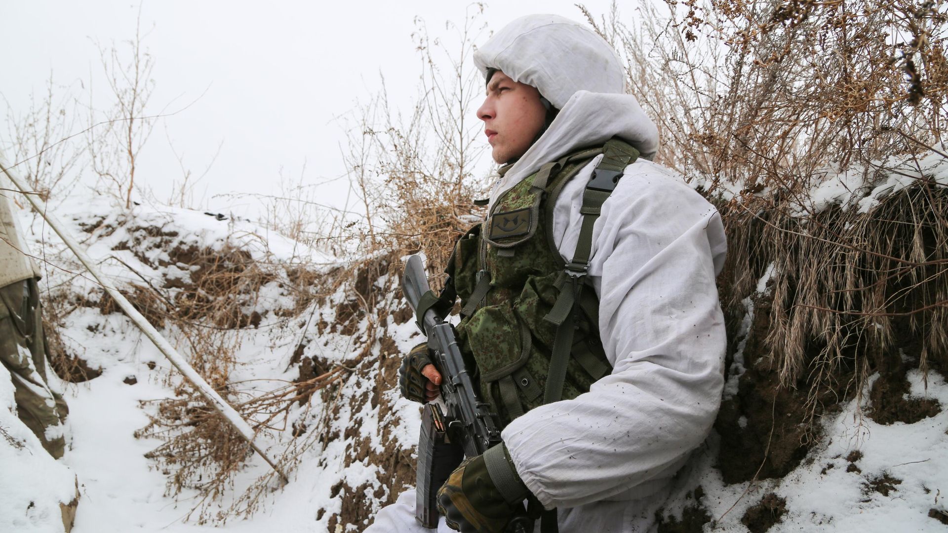 Боец Народной милиции ЛНР на позиции в районе поселка Славяносербск Луганской области Боец Народной милиции ЛНР на позиции в районе поселка Славяносербск Луганской области - РИА Новости, 1920, 10.02.2022