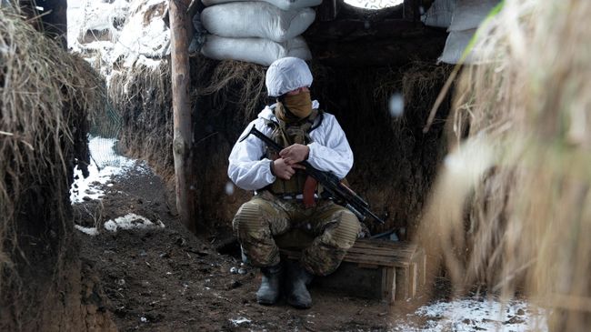 Украинский военнослужащий на линии соприкосновения в Донецкой области
