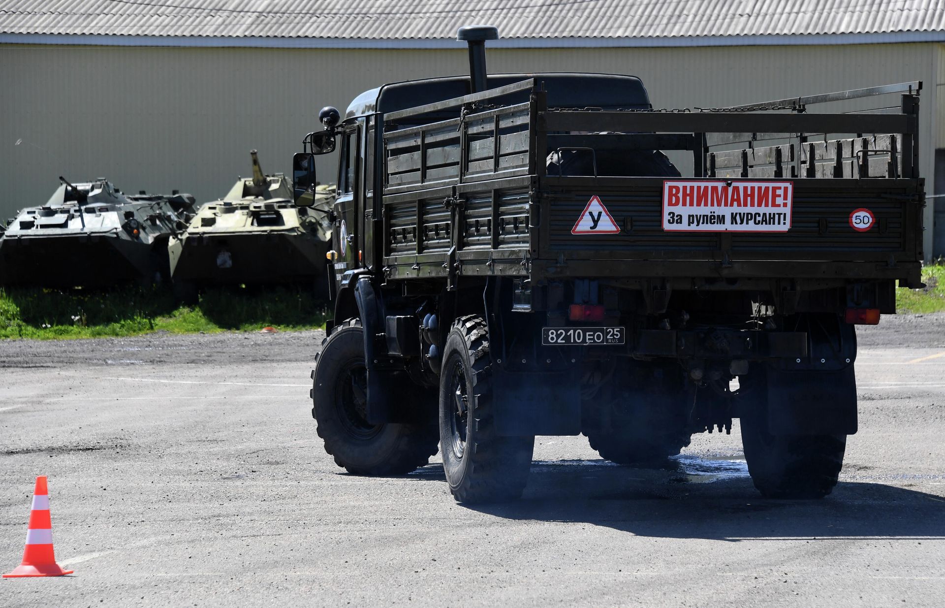 Обучение профессии водителя военной техники в автошколе ДОСААФ Обучение профессии водителя военной техники в автошколе ДОСААФ - РИА Новости, 1920, 25.01.2022