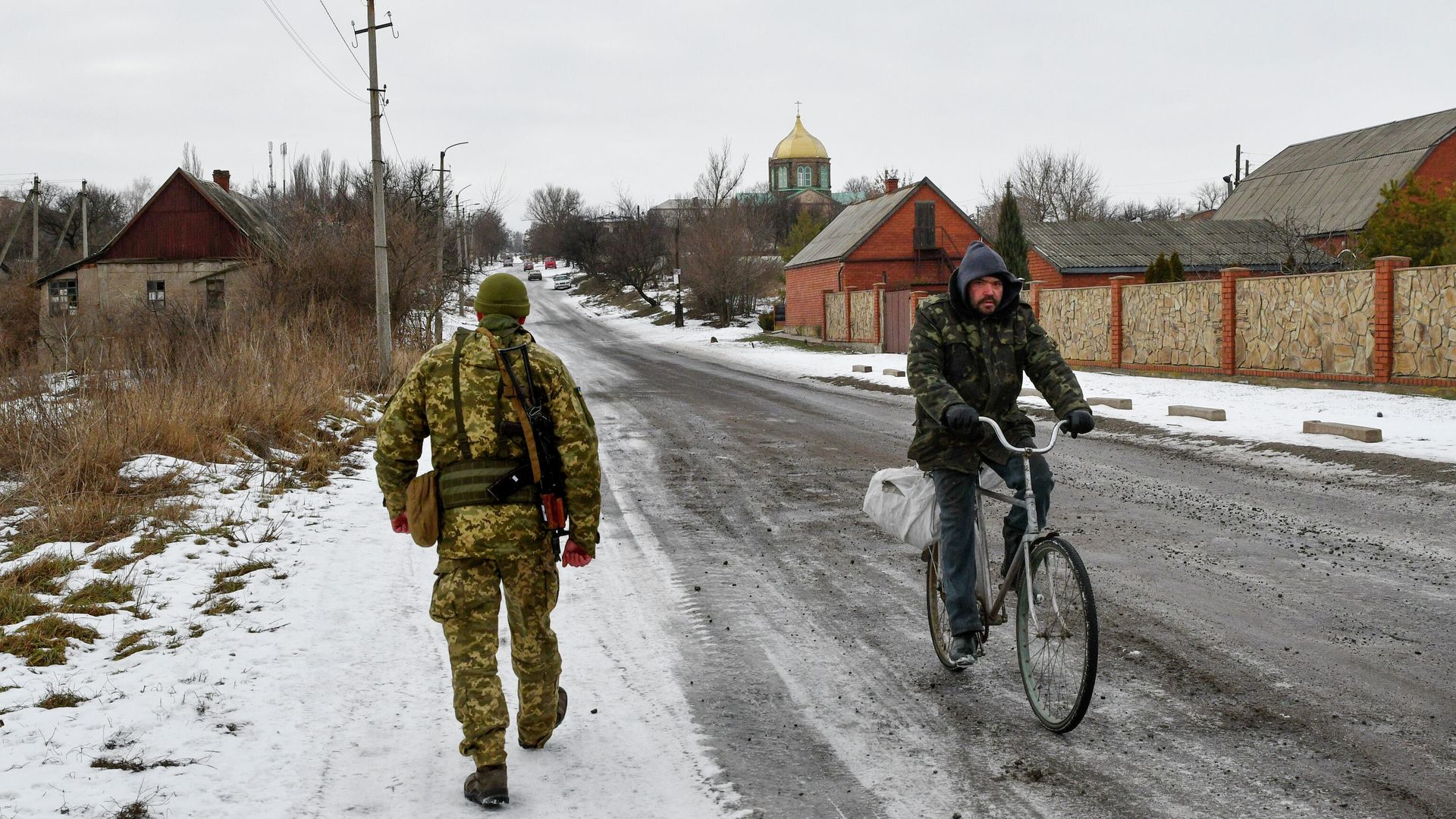 Украинский военный на линии соприкосновения в Донецкой области Украинский военный на линии соприкосновения в Донецкой области - РИА Новости, 1920, 01.02.2022