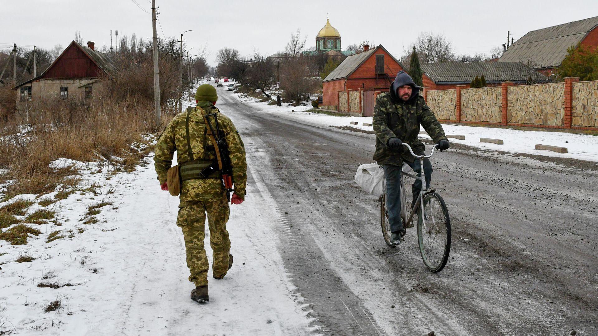 Украинский военный на линии соприкосновения в Донецкой области - РИА Новости, 1920, 28.03.2022
