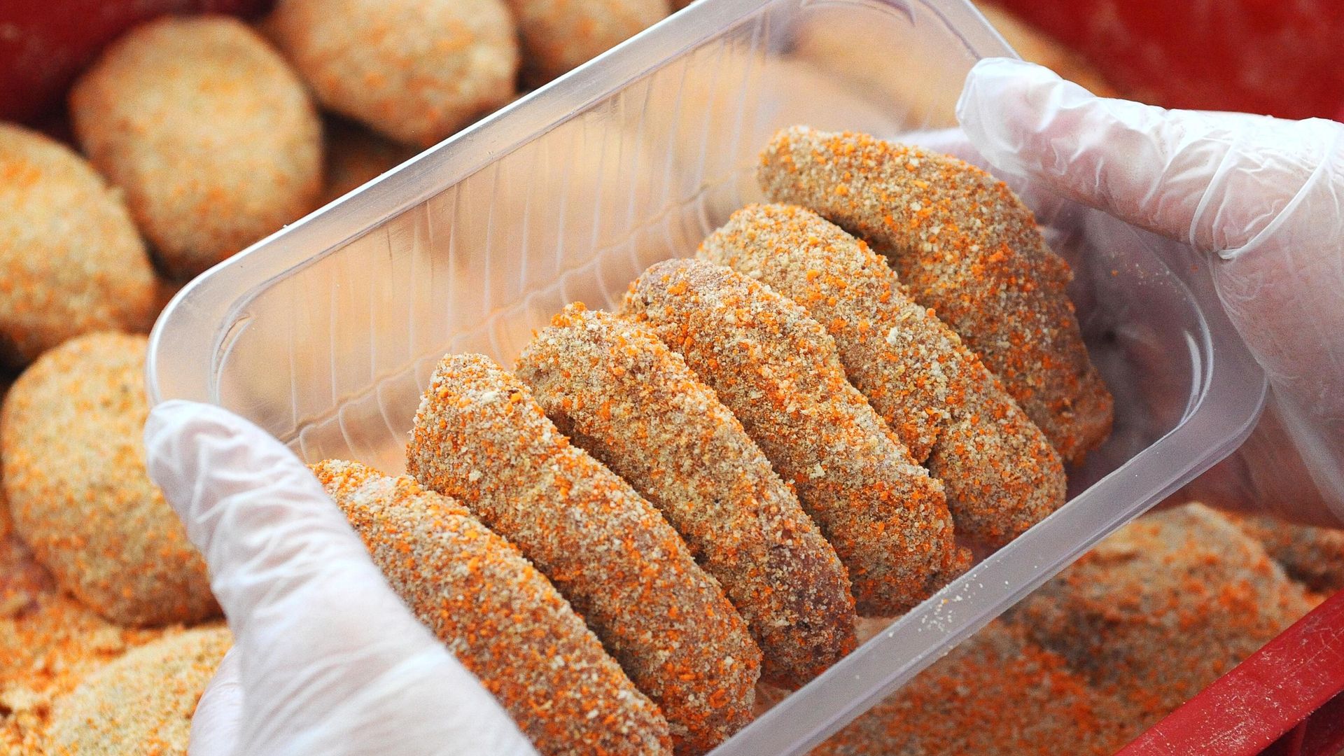 Фасовка котлет из куриного мяса на мясоперерабатывающем комбинате - РИА Новости, 1920, 29.08.2026
