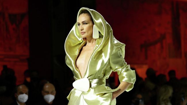 Модель на показе коллекции одежды Stephane Rolland весна-лето 2022 Haute Couture в Париже Модель на показе коллекции одежды Stephane Rolland весна-лето 2022 Haute Couture в Париже