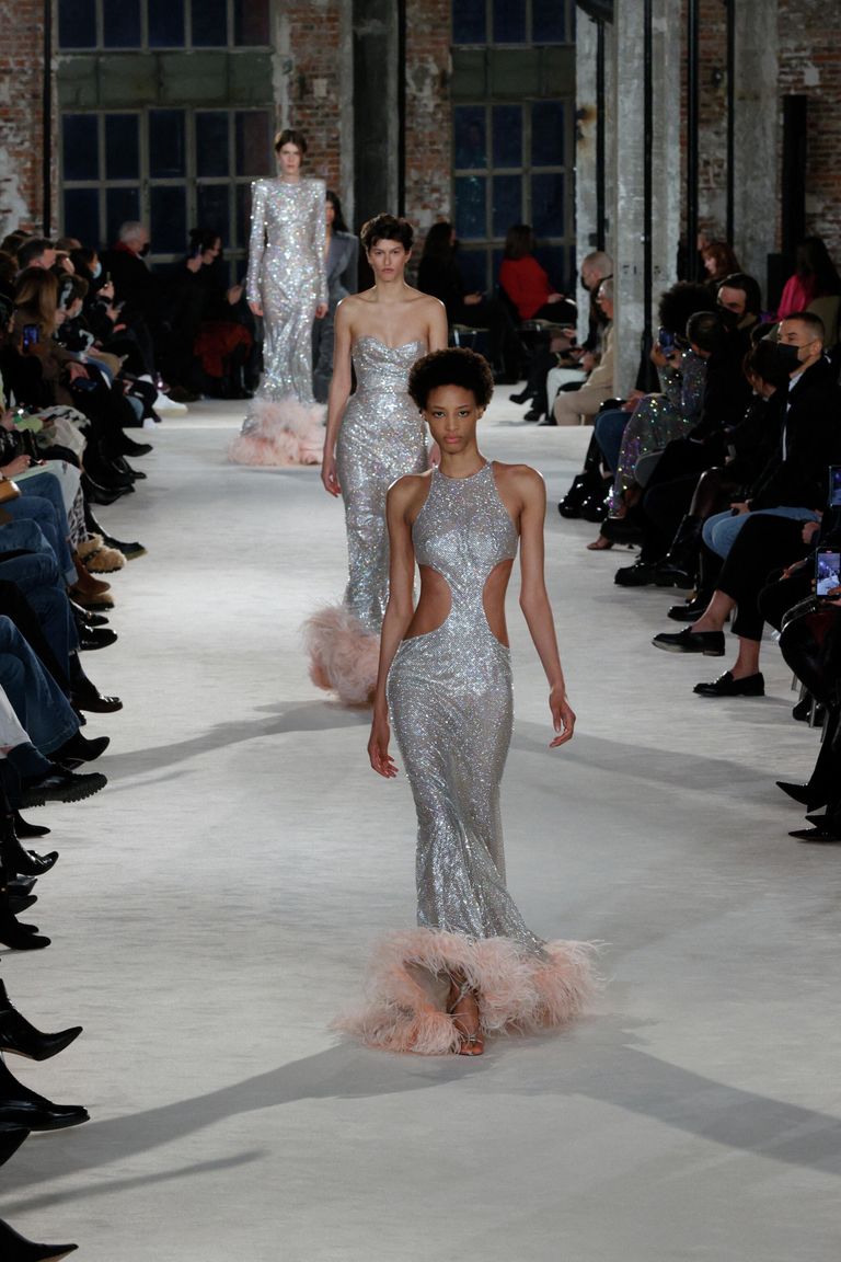 Модели на показе коллекции  Alexandre Vauthier весна-лето 2022 Haute Couture в Париже