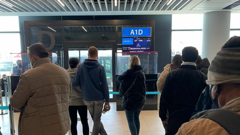 Люди стоят у гейта в аэропорту Стамбула Люди стоят у гейта в аэропорту Стамбула