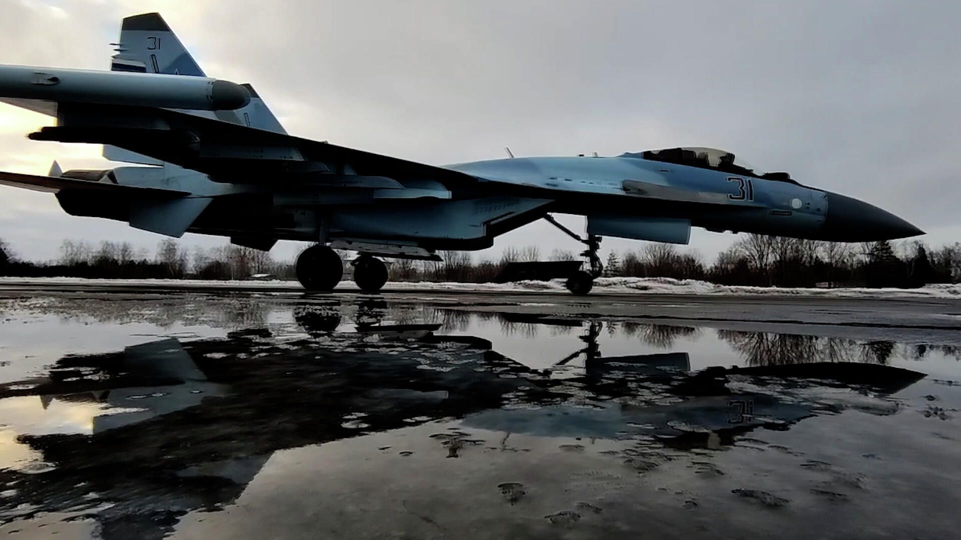 Перебазирование российских истребителей Су-35 в Белоруссию Перебазирование российских истребителей Су-35 в Белоруссию - РИА Новости, 1920, 27.01.2022
