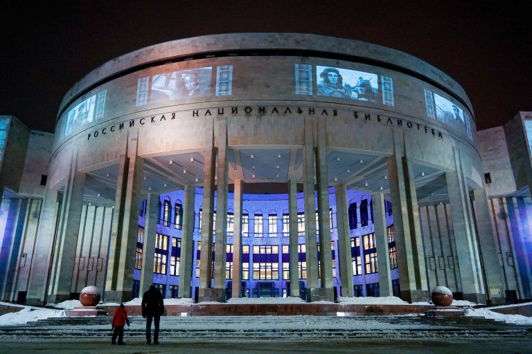 Световые проекции на фасаде Российской национальной библиотеки в Санкт-Петербурге Световые проекции на фасаде Российской национальной библиотеки в Санкт-Петербурге